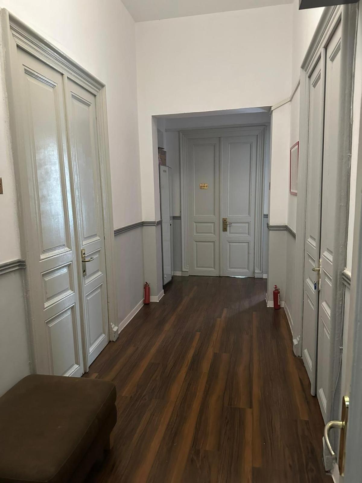 Antique Hostel Букурещ Екстериор снимка